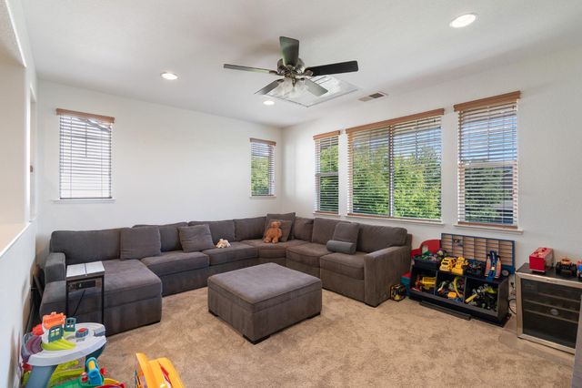 907 Farm House Ln, Rocklin, CA 95765