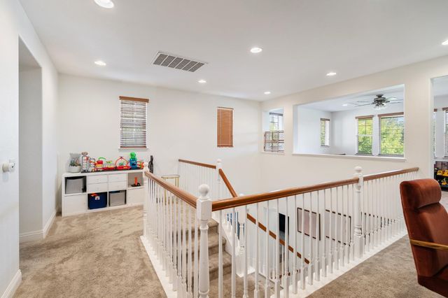 907 Farm House Ln, Rocklin, CA 95765