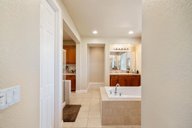 907 Farm House Ln, Rocklin, CA 95765