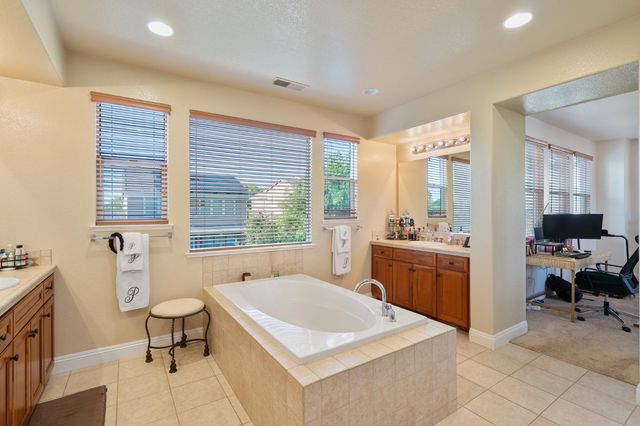 907 Farm House Ln, Rocklin, CA 95765