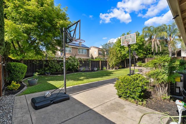 907 Farm House Ln, Rocklin, CA 95765