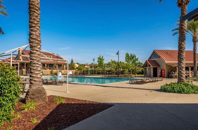 907 Farm House Ln, Rocklin, CA 95765