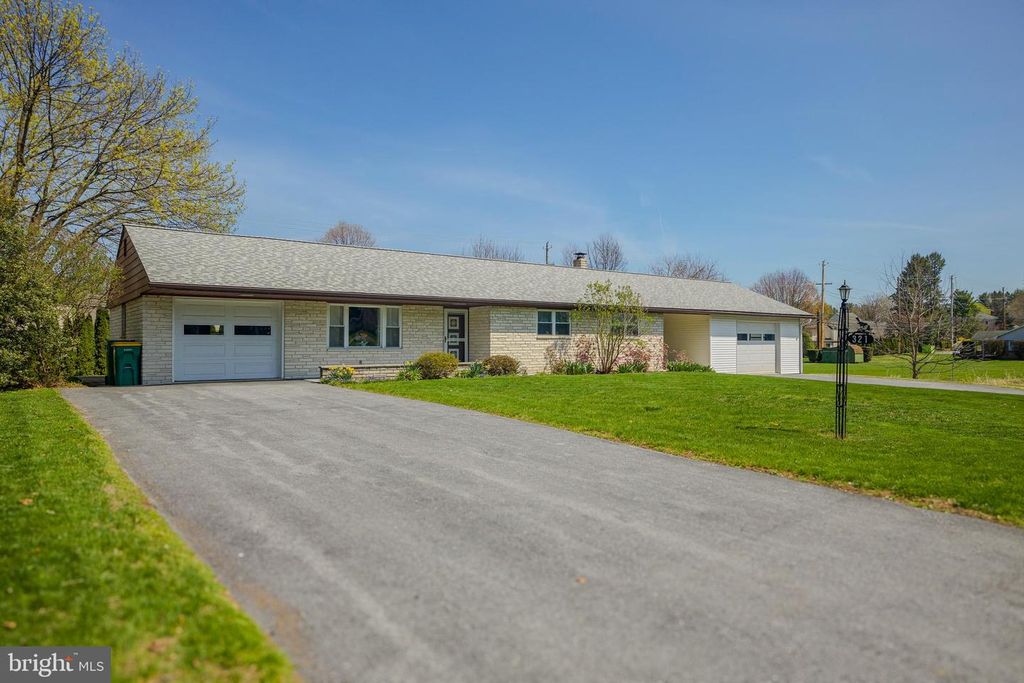 321 E GLENN RD, Hershey, PA 17033