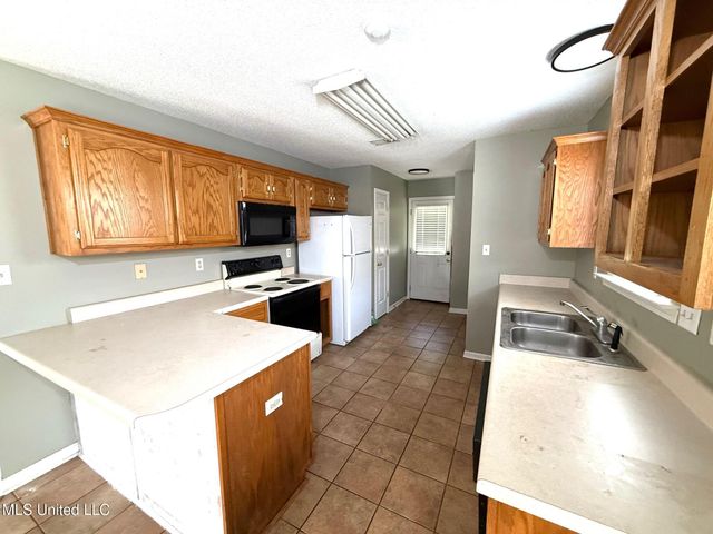 7582 E Fox Hunt Drive, Olive Branch, MS 38654