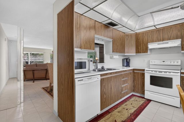 2201 Lucaya Bend M2, Coconut Creek, FL 33066