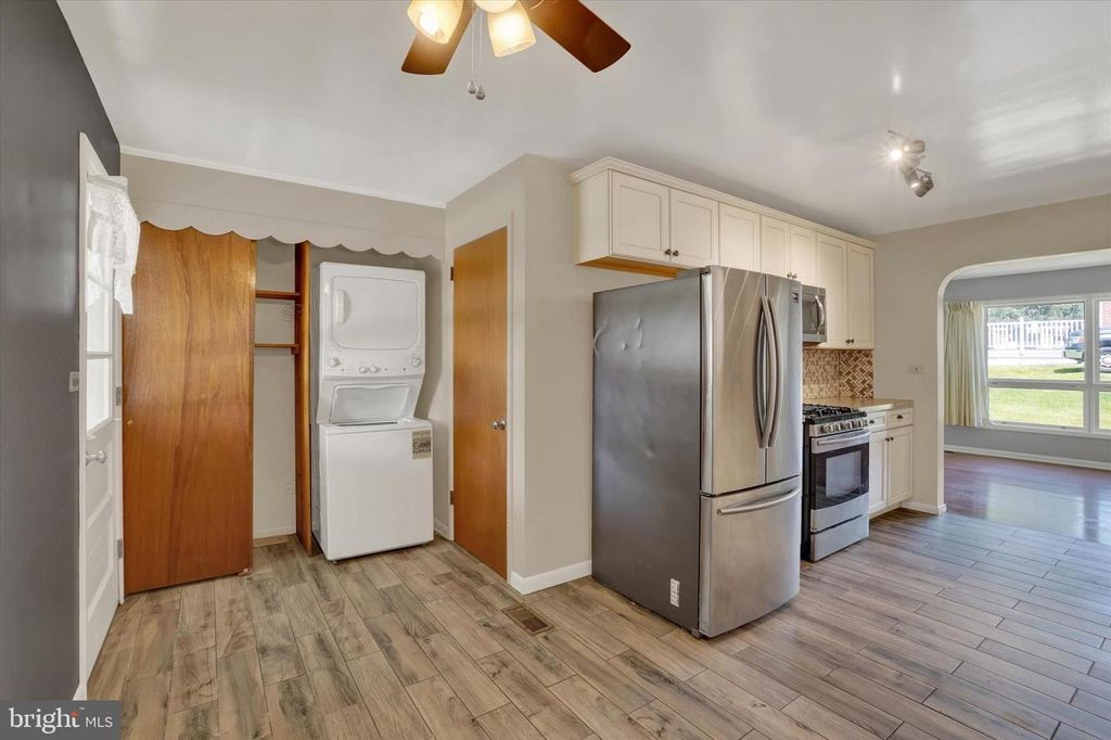 Image 11 of property listing at 1610 N EAST ST, York, PA 17406