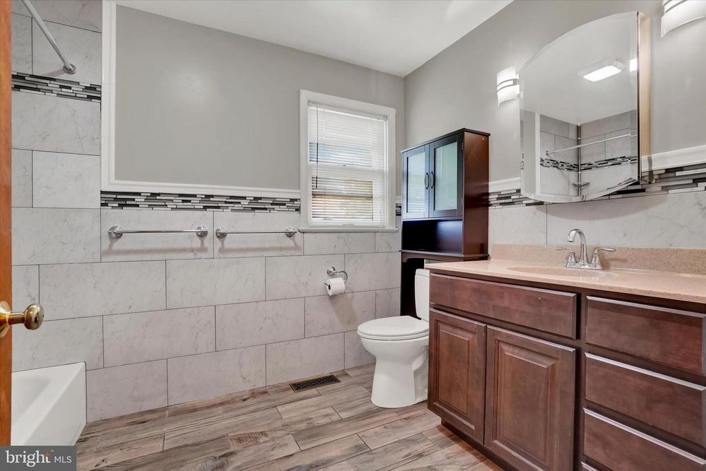 Image 13 of property listing at 1610 N EAST ST, York, PA 17406
