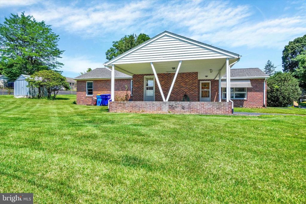 Image 22 of property listing at 1610 N EAST ST, York, PA 17406