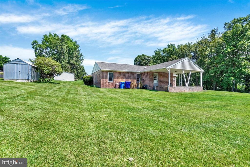 Image 23 of property listing at 1610 N EAST ST, York, PA 17406