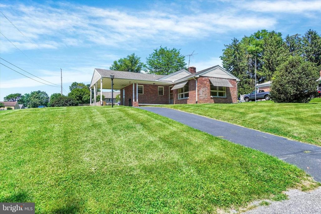 Image 26 of property listing at 1610 N EAST ST, York, PA 17406