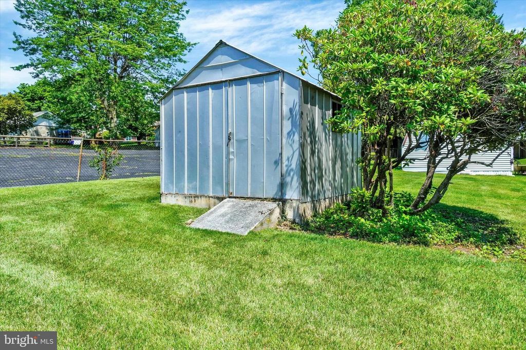 Image 27 of property listing at 1610 N EAST ST, York, PA 17406