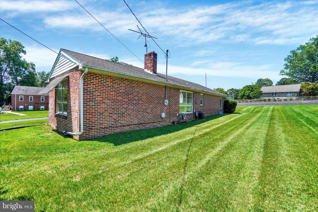 Image 29 of property listing at 1610 N EAST ST, York, PA 17406