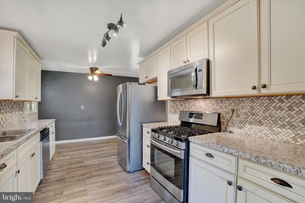 Image 8 of property listing at 1610 N EAST ST, York, PA 17406