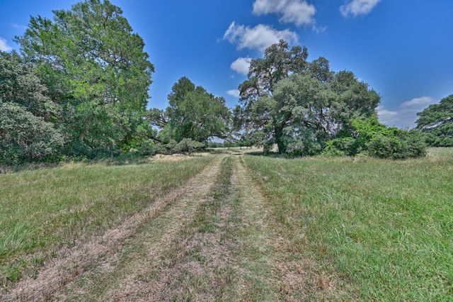 6238 Kovar Road, Fayetteville, TX 78940