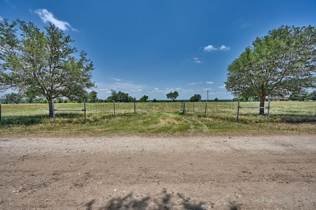 6238 Kovar Road, Fayetteville, TX 78940