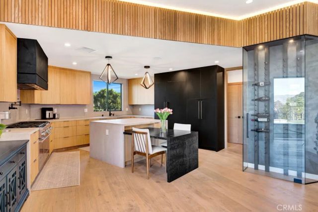 15641 High Knoll Road, Encino, CA 91436