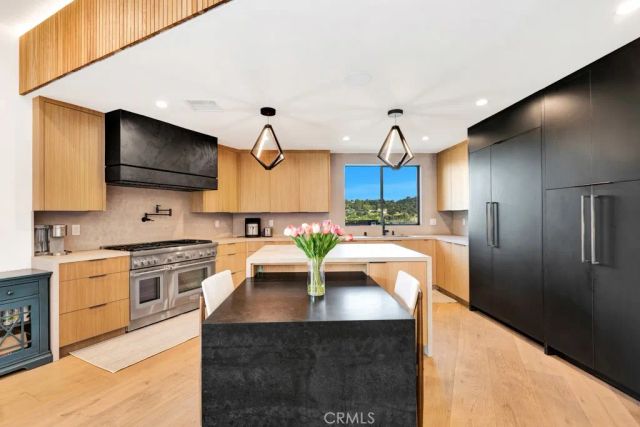 15641 High Knoll Road, Encino, CA 91436