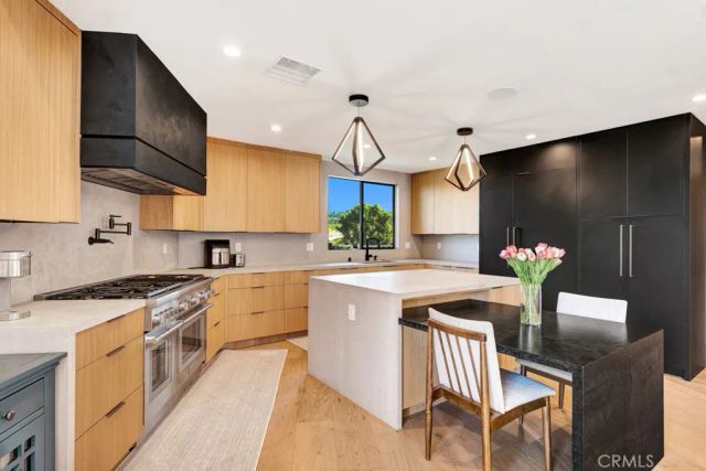 15641 High Knoll Road, Encino, CA 91436