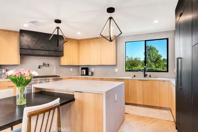 15641 High Knoll Road, Encino, CA 91436