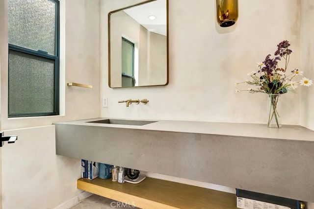 15641 High Knoll Road, Encino, CA 91436