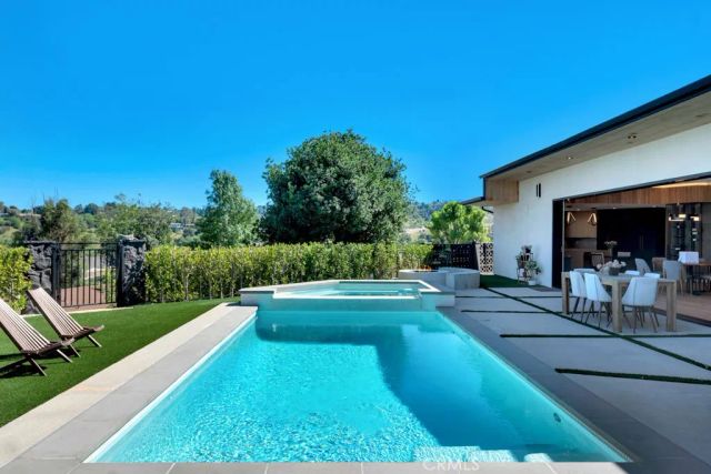 15641 High Knoll Road, Encino, CA 91436