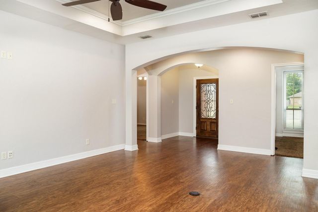 124 Lakeway Lane, Longview, TX 75604