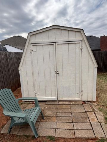 404 Eastview Drive, Yukon, OK 73099