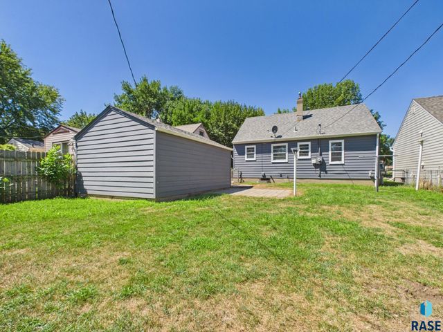 2404 S Hawthorne Ave Avenue, Sioux Falls, SD 57104