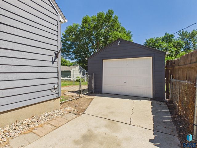 2404 S Hawthorne Ave Avenue, Sioux Falls, SD 57104