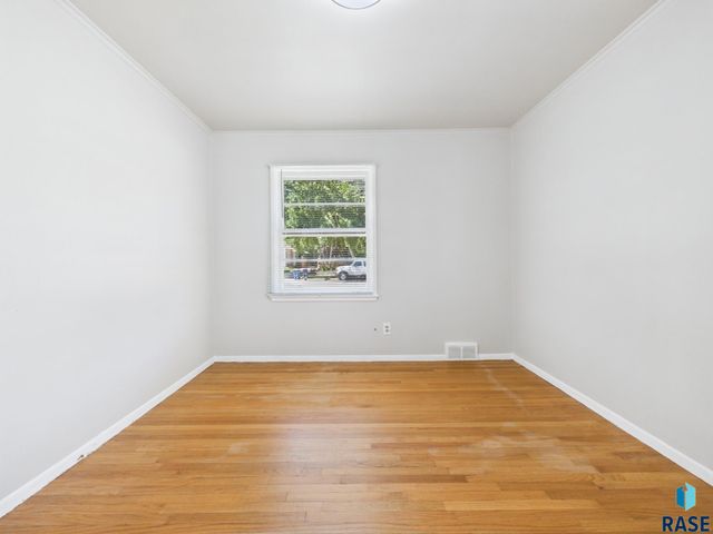 2404 S Hawthorne Ave Avenue, Sioux Falls, SD 57104