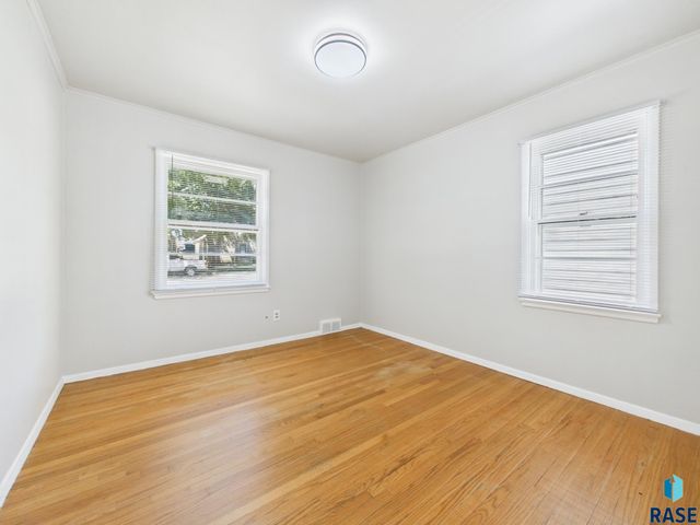 2404 S Hawthorne Ave Avenue, Sioux Falls, SD 57104