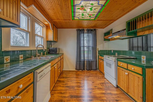 320 S Douglas Ave, Rockwood, TN 37854