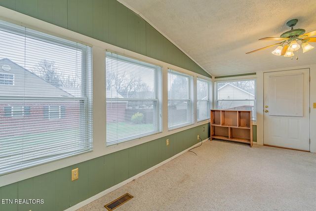 320 S Douglas Ave, Rockwood, TN 37854