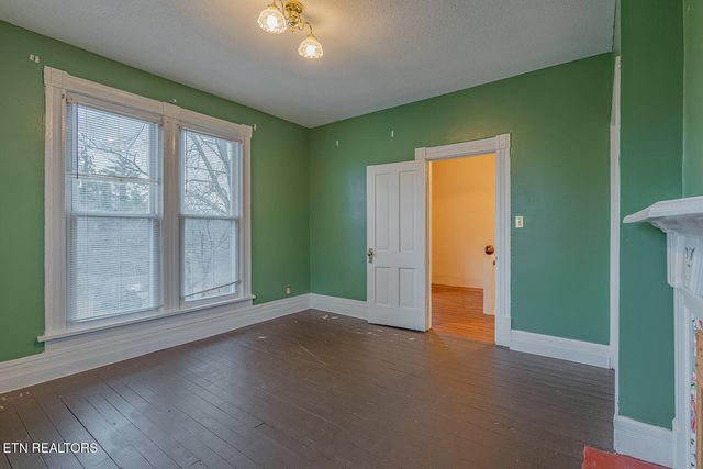 320 S Douglas Ave, Rockwood, TN 37854