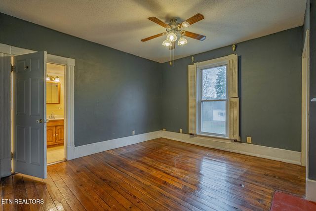 320 S Douglas Ave, Rockwood, TN 37854