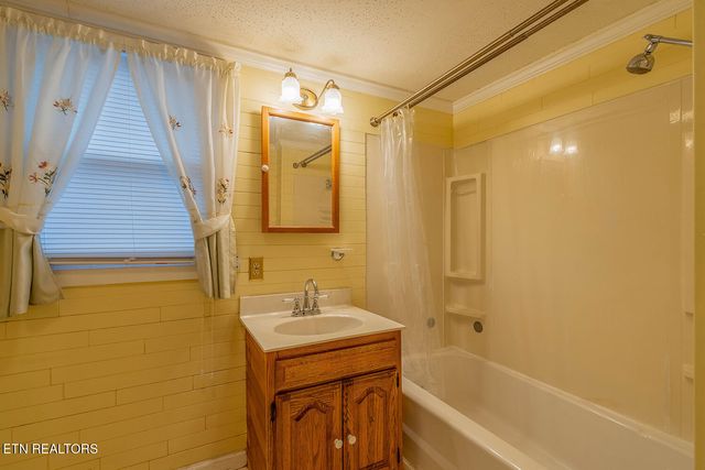 320 S Douglas Ave, Rockwood, TN 37854