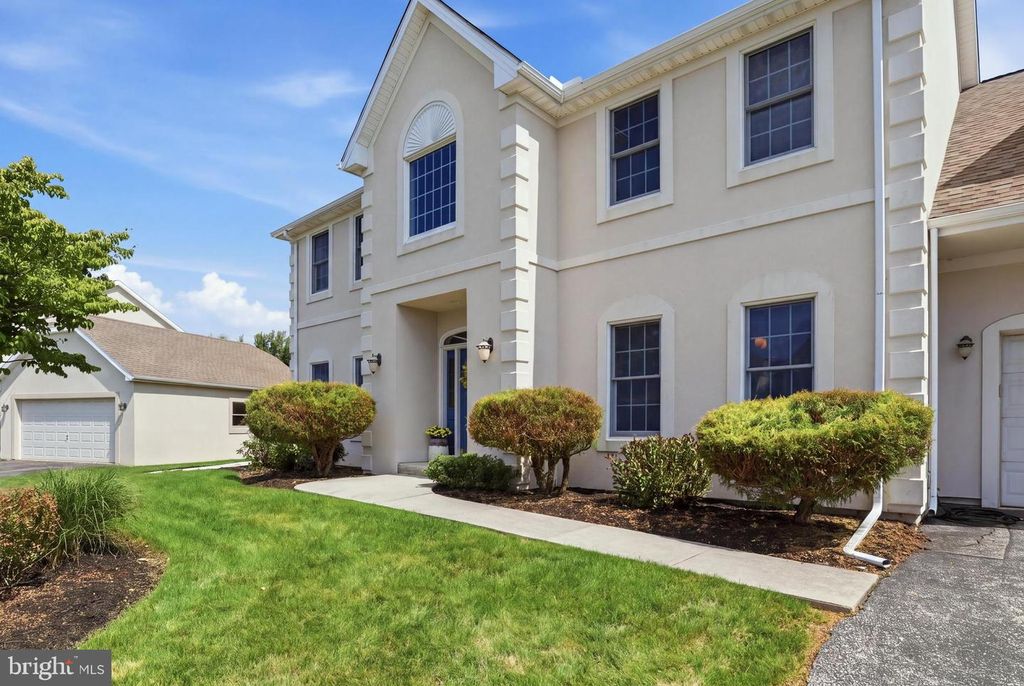 Image 2 of property listing at 2632 FARMSTEAD WAY, York, PA 17408
