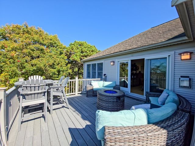 4 Mainstay Ln, Bourne, MA 02532