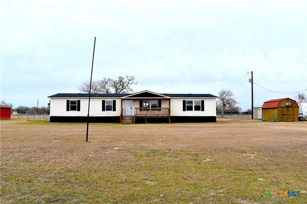 Image 1 of property listing at 422 W Oaks, Victoria, TX 77905