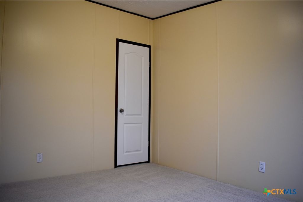 Image 10 of property listing at 422 W Oaks, Victoria, TX 77905