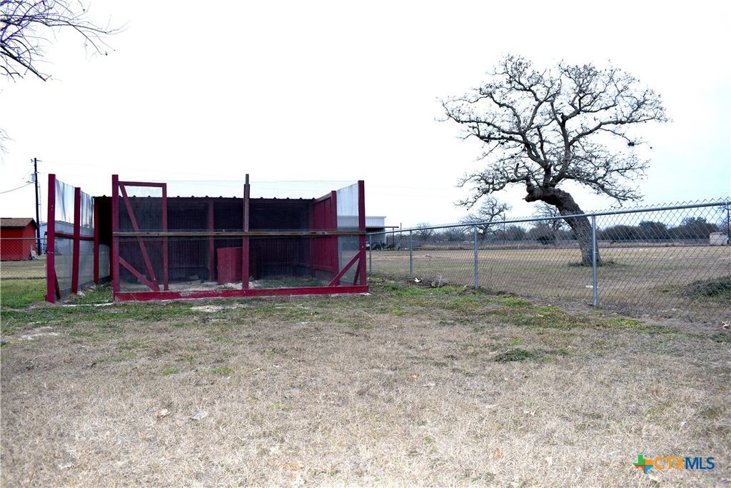 Image 12 of property listing at 422 W Oaks, Victoria, TX 77905