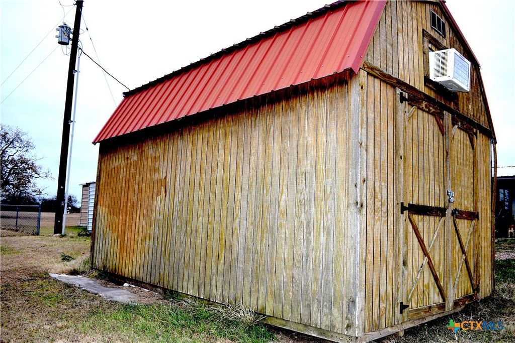 Image 13 of property listing at 422 W Oaks, Victoria, TX 77905