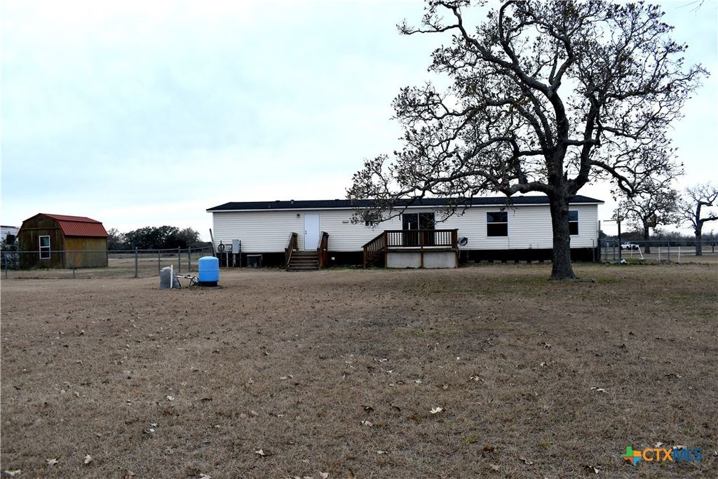 Image 14 of property listing at 422 W Oaks, Victoria, TX 77905