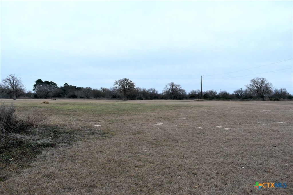 Image 15 of property listing at 422 W Oaks, Victoria, TX 77905