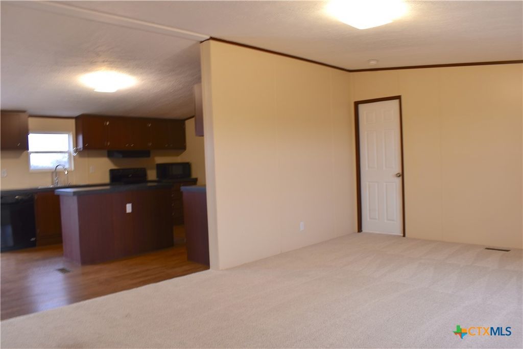 Image 4 of property listing at 422 W Oaks, Victoria, TX 77905