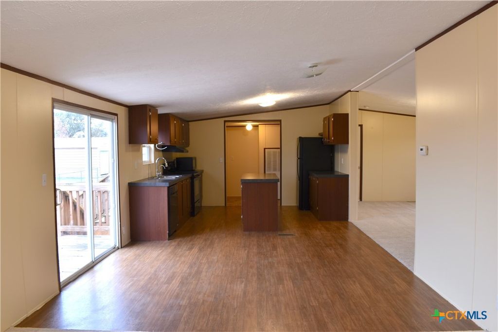 Image 5 of property listing at 422 W Oaks, Victoria, TX 77905