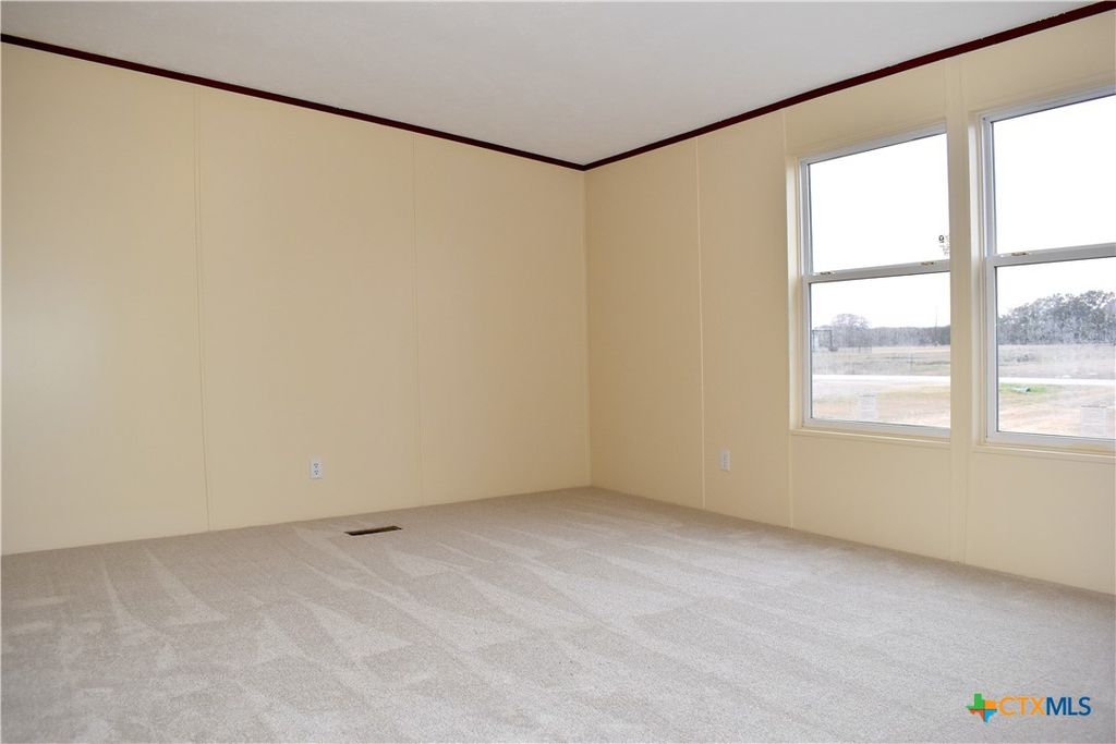 Image 7 of property listing at 422 W Oaks, Victoria, TX 77905