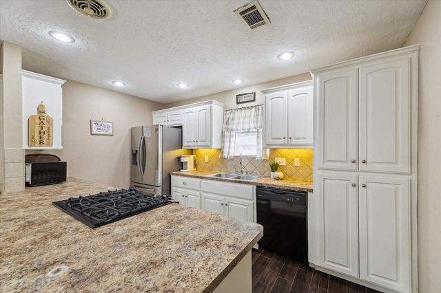 2043 Middle Creek Drive, Houston, TX 77339