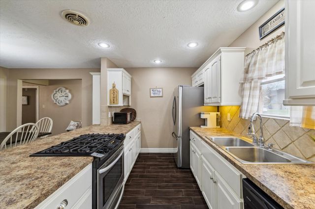 2043 Middle Creek Drive, Houston, TX 77339