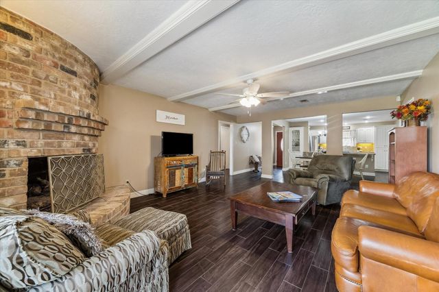 2043 Middle Creek Drive, Houston, TX 77339